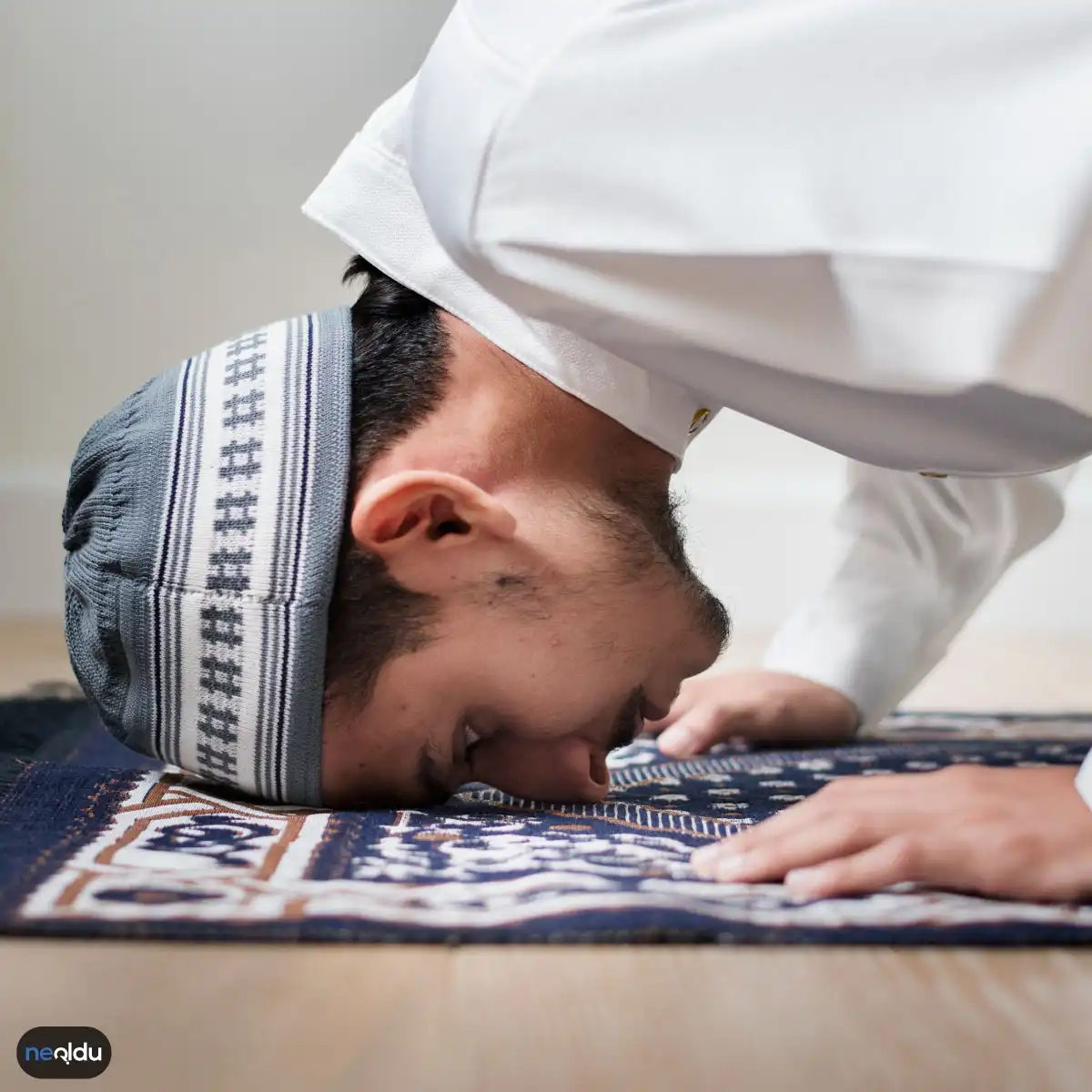 Начать молиться мусульманину. Мусульманин молится. Что такое намаз у мусульман. Мальчик мусульманин молится.