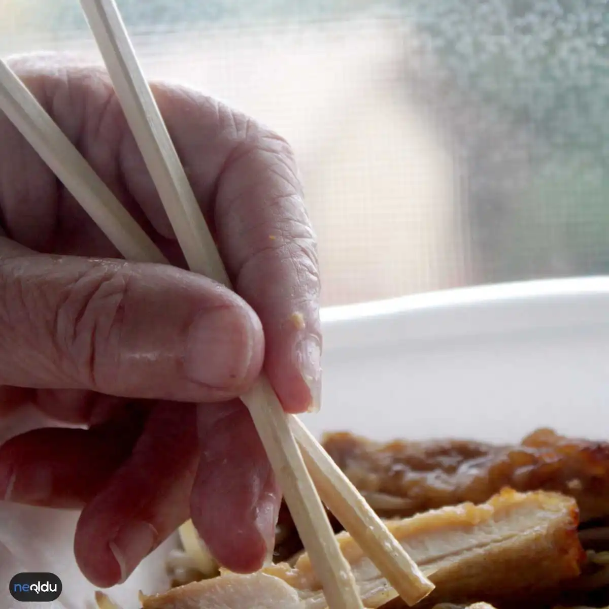 Çinliler Yemeklerini Niye Çubukla Yerler?