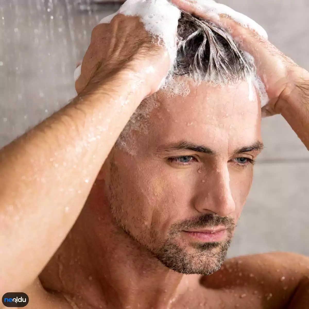 Мужской уход за волосами. Мытье головы мужчине. Засаленные волосы мужские. Здоровые волосы у мужчин.