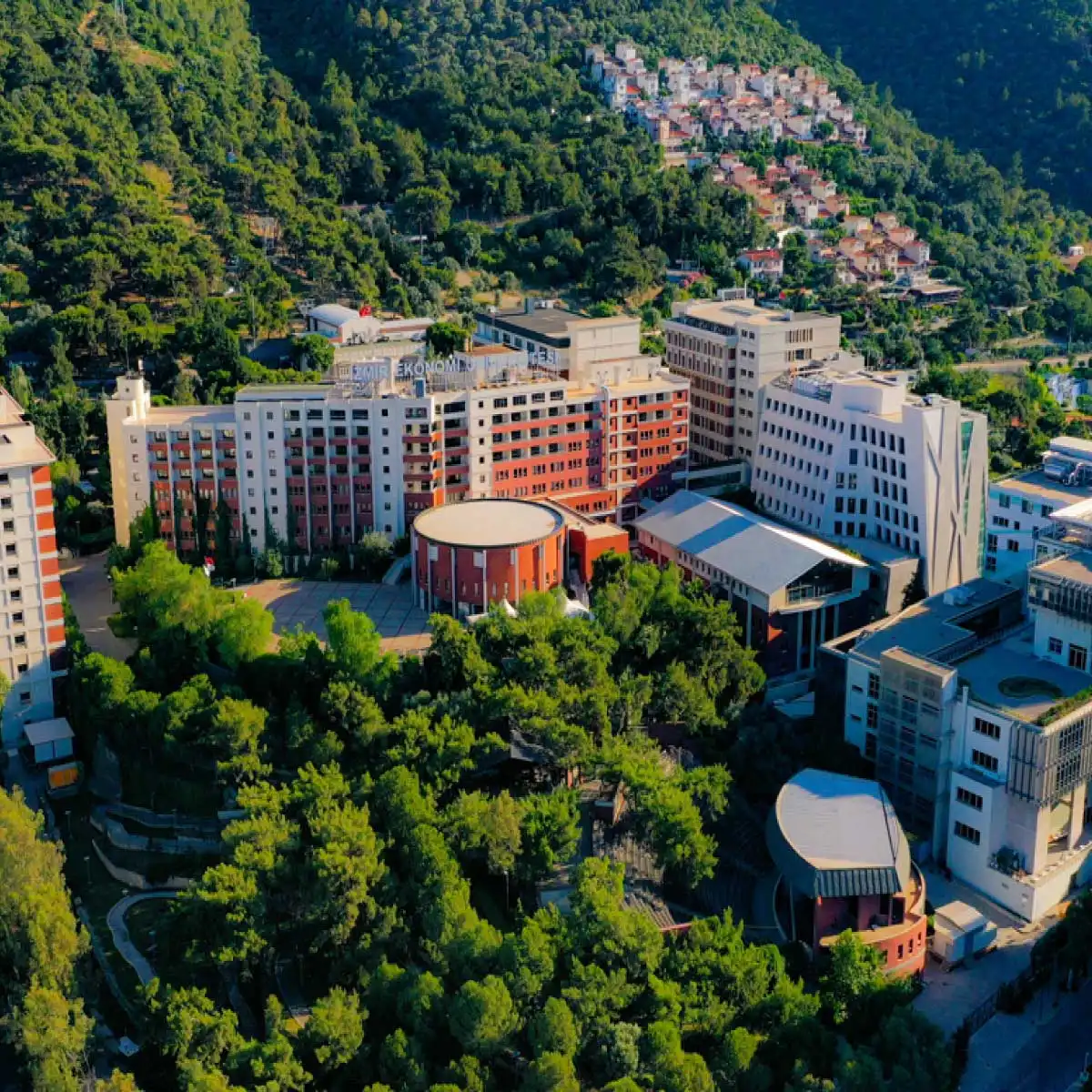 Türkiye'nin En İyi Yazılım Mühendisliği Üniversiteleri İzmir Ekonomi Üniversitesi 