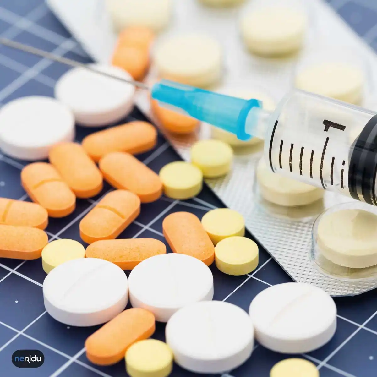 Болезненные антибиотики. Таблетки и уколы. Антибиотики лекарства. Антибактериальные препараты. Антибиотики и шприц и таблетки.