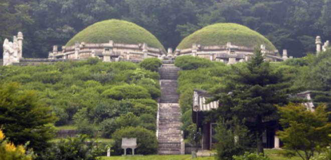 tomb-of-king-kongmin.jpg